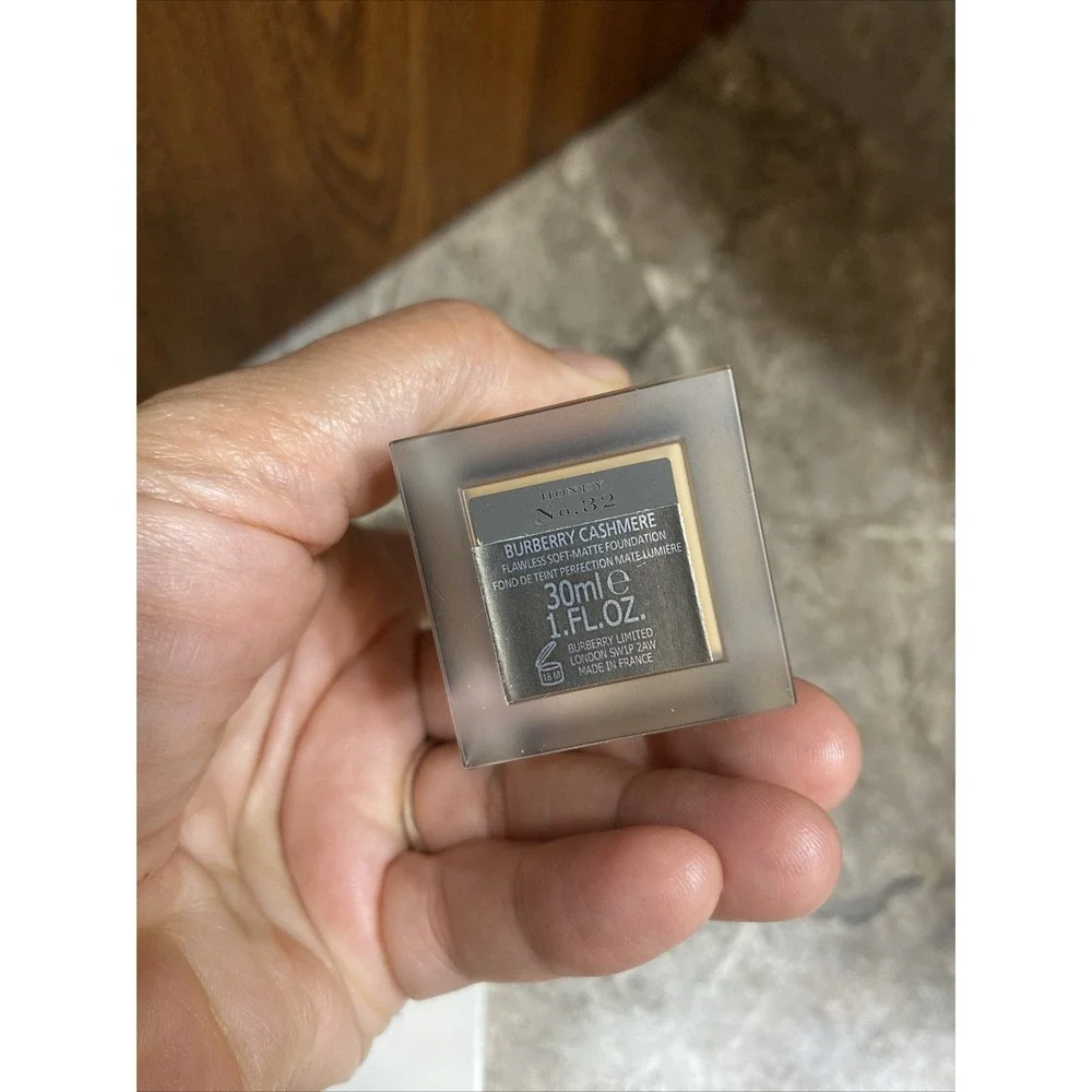 Burberry Cashmere Flawless Soft Matte Foundation‎ Honey #32 1oz